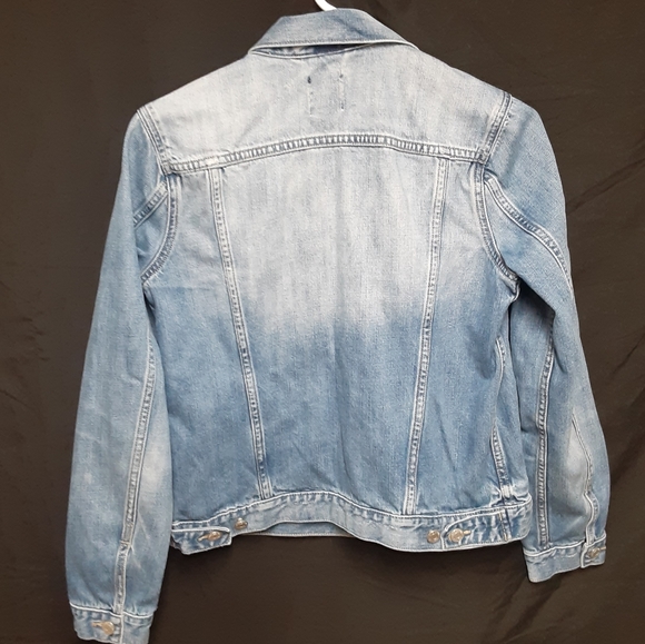 GAP JEAN JACKET LIGHT WASH 2017 DISTRESSED BUTTON UP DENIM WOMENS SIZE MEDIUM. - Picture 2 of 14